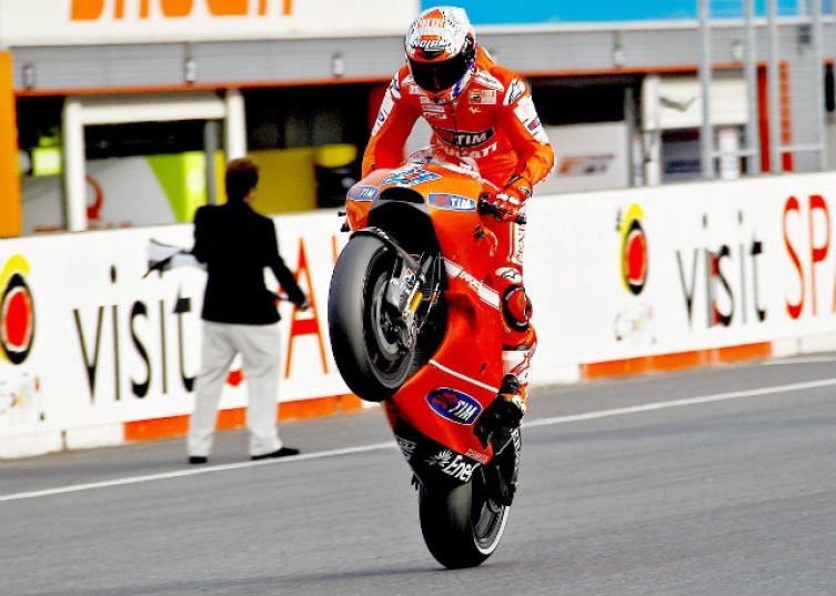 Foto: MotoGP, Stoner als Erster im Ziel
