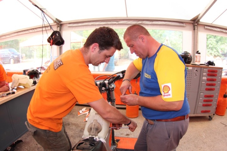 Erich Brandauer-retiree ? Not really- watch him as a KTM mechanic-of course just for fun