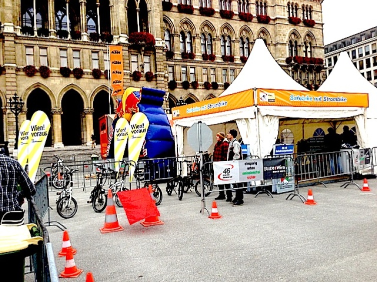 Stadt Wien MA46 mit Safebike und  KTM vor dem Wiener Rathaus