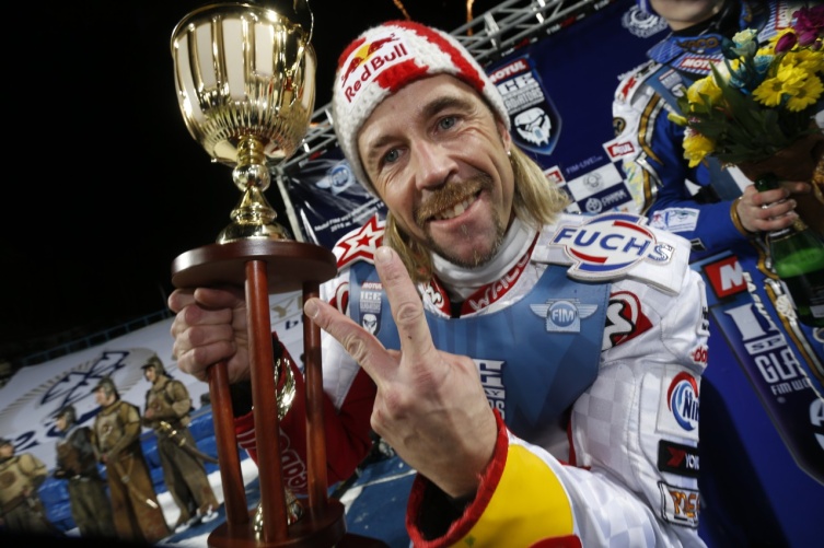 Franky Zorn mit der Grand Prix Trophäe - ein gigantisches Weekend für unseren rot-weiß-roten Eisspeedway-Racer! (Fotoquelle: GOOD-SHOOT.COM)