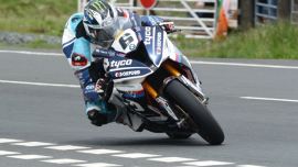 Fanfavorit Michael Dunlop kehrt auf Tyco BMW in Zusammenarbeit mit TAS Racing zu dem Isle of Man TT-Rennen zurück.