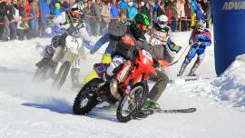 Motoren, Meisterfahrer und Menschenmassen –  das 7. Holzknecht-Skijöring in Gosau war ein riesiger Erfolg: Skijöring mit Motorunterstützung im Gosauer Winterwunderland 