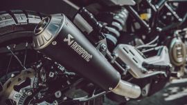 Husqvarna Motorcycles freut sich, den Akrapovič "Slip-on Line"-Schalldämpfer für die brandneue Svartpilen 125 sowie andere Modelle der Vitpilen- und Svartpilen-Reihe anbieten zu können.