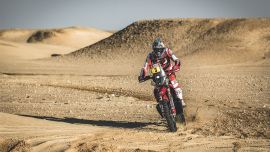 Sam Sunderland führt weiterhin die Rallye Dakar 2022 an. In der vorläufigen Gesamtwertung hat der Brite nun drei Minuten Vorsprung auf seinen nächsten Verfolger! 