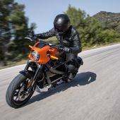 Das begeisternde neue Modell regt durch ein sportliches Fahrerlebnis, zukunftsweisende Technologie und das hochwertigen Look-and-feel einer echten Harley-Davidson die Fantasie an.