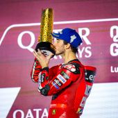 Das Ducati Lenovo Team hat den Katar GP dank des zweifachen amtierenden Champions Francesco Bagnaia gewonnen, der eine perfekte Leistung vom Start bis zum Ziel zeigte. 