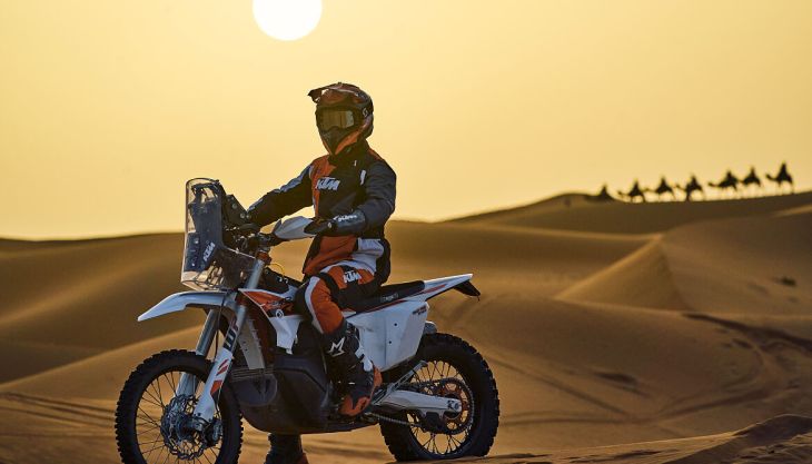 Die KTM 450 RALLY REPLICA basiert auf jahrzehntelanger Dakar-Erfahrung und gilt als Benchmark für Fahrer, die sich den anspruchsvollsten Rallyes der Welt stellen. 