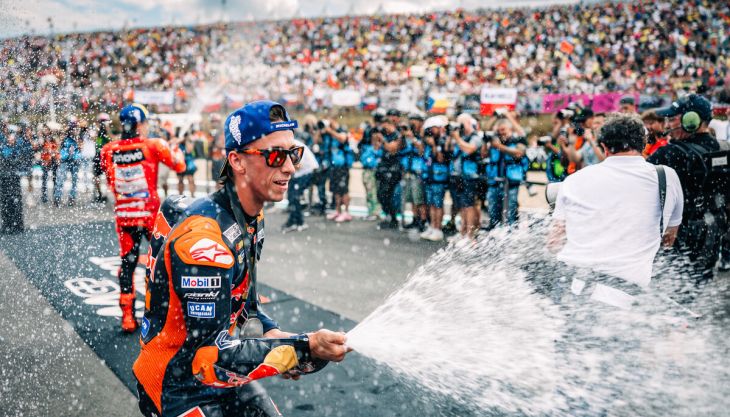 Brünn war wieder einmal ein glückliches Jagdrevier für Red Bull KTM, denn Pedro Acosta und Enea Bastianini holten mit den Plätzen 2 und 3 nach einem spannenden Sprint am Samstag beim Grand Prix von Tschechien den ersten Podestplatz für den Hersteller im Jahr 2025.