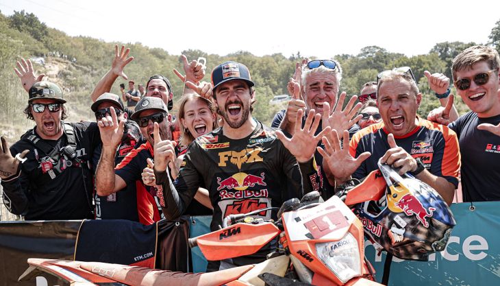 Manuel Lettenbichler von Red Bull KTM Factory Racing hat bei den Red Bull Romaniacs den sensationellen sechsten Sieg seiner Karriere errungen. 
