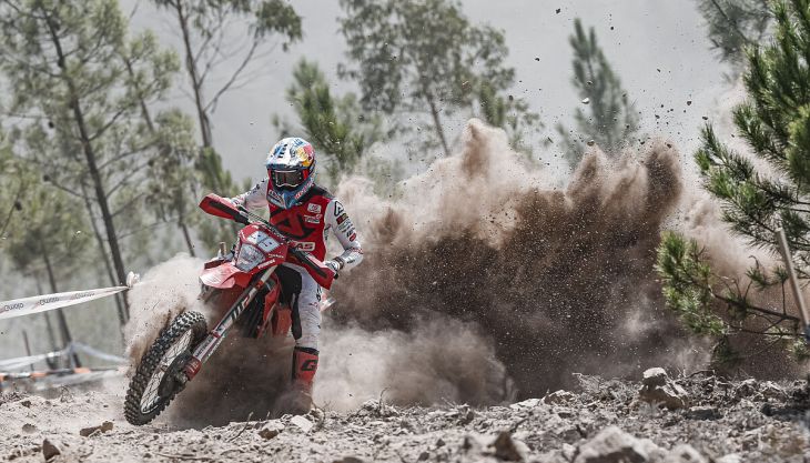 Andrea Verona vom GASGAS Factory Racing Team hat bei der fünften Runde der FIM EnduroGP-Weltmeisterschaft in Vila de Rei, Portugal, eine unglaubliche Leistung gezeigt.