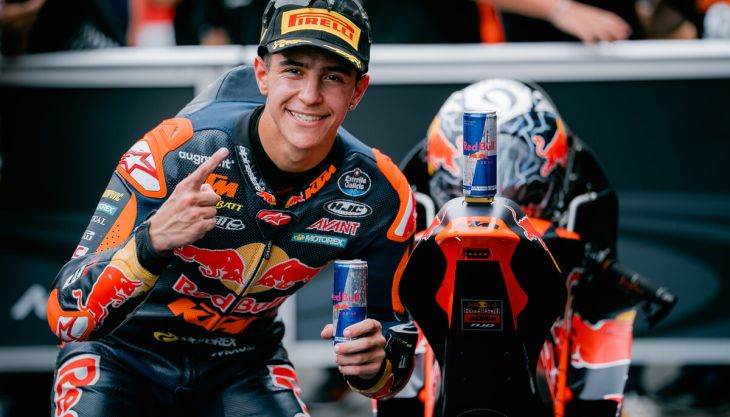 Rueda tritt nun in die Fußstapfen von mindestens fünf anderen Fahrern, die bereits in zwei Klassen für das renommierte Red Bull KTM Grand Prix Team von Aki Ajo gefahren sind.