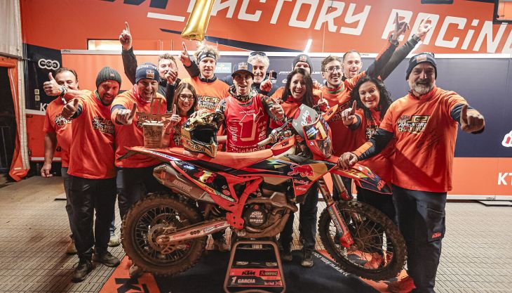 Josep Garcia vom Red Bull KTM Factory Racing Team hat seinen EnduroGP-Titel erfolgreich verteidigt und die FIM EnduroGP-Weltmeisterschaft 2025 mit einer souveränen Leistung beim siebten und letzten Lauf in Zschopau, Deutschland, für sich entschieden.