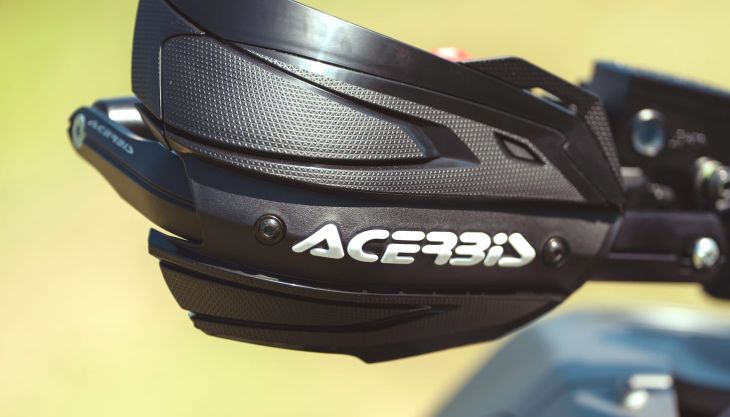 Acerbis erweitert sein Zubehörsortiment für die Welt des Abenteuers um neue ADV-Handprotektoren, die speziell für den Einsatz auf Maxi-Enduros entwickelt wurden und sich sowohl für leichte Offroad-Fahrten als auch für technisch anspruchsvolle Rallye-Herausforderungen eignen. 