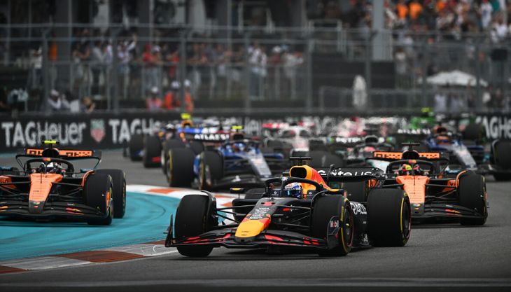Mit dem schimmerndsten Grand Prix des Jahres startet die Formel 1 in ihren finalen Triple-Header: Training am Fr., 21.11., ab 04:45 Uhr; Qualifying am Sa., 22.11., ab 04:30 Uhr; Rennen am So., 23.11., ab 03:30 Uhr