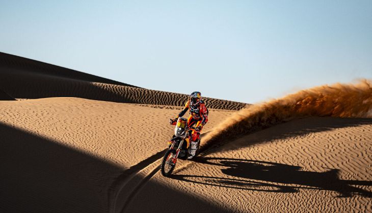 Daniel Sanders vom Red Bull KTM Factory Racing Team belegte beim neunten Etappensieg der Rallye Dakar 2026 den zweiten Platz und übernahm damit wieder die Führung in der Gesamtwertung.