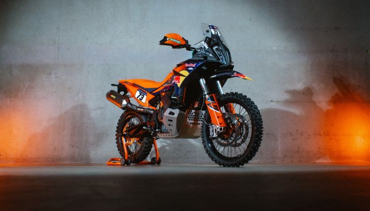 Mit einer weltweit limitierten Stückzahl setzt die KTM 890 ADVENTURE R RALLY 2026 ein klares Statement in Sachen rallye-erprobter Ingenieurskunst von KTM. 