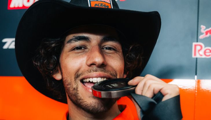 Enea Bastianini fährt ein hervorragendes Rennen und überquert die Ziellinie als Vierter, wird aber auf den dritten Platz vorgerückt, nachdem Pedro Acosta von Red Bull KTM Factory Racing eine Strafe wegen zu hohen Reifendrucks erhalten hat.