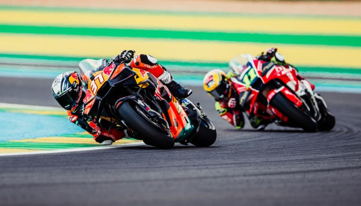 Die MotoGP kehrte nach mehr als zwei Jahrzehnten zum zweiten Lauf der Weltmeisterschaft 2026 nach Brasilien zurück - Red Bull KTM Factory Racing erzielte beim Sprint auf dem renovierten Ayrton Senna International Circuit in Goiânia mit Platz 9 das beste Ergebnis.
