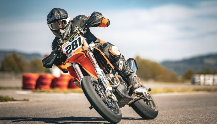 Was für ein Wochenende bei der Supermoto‑ÖM in Melk. Christoph281 sichert sich beim Heimrennen den österreichischen Staatsmeistertitel in der Klasse S3 – und das auf eindrucksvolle Weise.