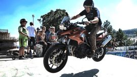 Motorradfahren ist Ausdruck von Freiheit, Leidenschaft und technischer Faszination. Doch wie jedes Fahrzeug ist auch ein Bike den alltäglichen Belastungen auf der Straße ausgesetzt – von Abnutzung bis hin zu unvorhergesehenen Schäden. Wer die Lebensdauer seines Motorrads verlängern möchte, sollte sich intensiv mit Ersatzteilen und Komponenten auseinandersetzen. Hier ein leidenschaftlicher Bericht als Anregung, um die Freiheit auch technisch sicherer zu gestalten.