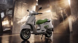 Mit der Vespa Edizione Ottantesimo präsentiert die italienische Kultrollermarke ein exklusives Sammlermodell zum 80-jährigen Jubiläum. 