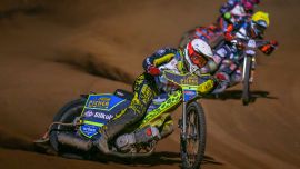 Daniel Gappmaier. Der Salzburger aus St. Martin am Tennengebirge verbindet zwei Welten, die unterschiedlicher kaum sein könnten – die rasante Präzision des Speedway und die Herausforderung des Hard Enduro.