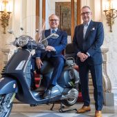 Faber GmbH, Generalimporteur der Piaggio-Gruppe in Österreich, hat der italienischen Botschaft in Wien eine maßgeschneiderte Vespa übergeben.