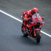 Die Fahrer des Ducati Lenovo Teams belegten im Training zum GP von Frankreich die Plätze eins und drei, wobei Marc Márquez den neuen Rundenrekord in Le Mans aufstellte.
