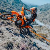 Auf den Enduro-Strecken fehlte es 2025 bislang an frischem Orange - doch das ist jetzt vorbei.