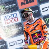 Red Bull KTM Factory Racing verließ den rauen Sand in Arnheim mit noch mehr Jubel, dank Jeffrey Herlings, der mit seiner KTM 450 SX-F das Feld dominierte, und seinem Teamkollegen Lucas Coenen, der den zweiten Platz in der Gesamtwertung belegte.