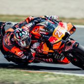 Enea Bastianini war mit Platz 11 der bestplatzierte Fahrer, Brad Binder belegte Platz 12 und Pedro Acosta fuhr in der ersten Hälfte der 24 Runden auf Podiumsplatz. 