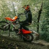 Manuel Lettenbichler ist auf dem besten Weg seinen fünften Enduro-Weltmeistertitel zu holen – sein favorisiertes Bike ist daher keine Überraschung: Die KTM 300 EXC HARDENDURO!