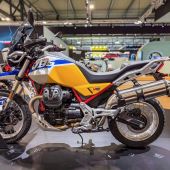 Moto Guzzi kommt ohne große Neuerungen zur EICMA 2025, aber mit einer Modellpalette, die in den letzten Jahren aufgefrischt wurde und nun perfekt im Trend liegt.