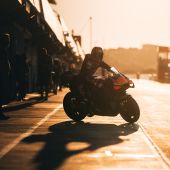 Wie man hört und wie Pit Beirer selbst zugibt: Die KTM RC16 von 2027 (also mit dem 850-ccm-Motor) ist bei den Tests, die der österreichische Hersteller in Jerez durchgeführt hat, eine sehr respektable Zeiten gefahren.