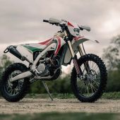 Die italienische Edel-Schmiede Bimota meldet sich mit einem spektakulären Neuzugang im Offroad-Segment zurück: der BX450, einem kompromisslosen Enduro-Bike, das Racing-Gene von Kawasaki mit italienischer Handwerkskunst verbindet.