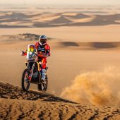 Schareina holt Etappensieg - der größte Profiteur des Tages ist dennoch der Titelverteidiger. Daniel Sanders kam trotz gemeinsamer Navigationsprobleme mit Teamkollege Luciano Benavides vergleichsweise glimpflich davon und übernahm erneut die Führung in der Gesamtwertung.