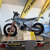 Der kompakte HUMER Motorradanhänger. Praktisch, wertig, fair kalkuliert – und aktuell ein echtes Schnäppchen für Fahrer, die ihr Bike unkompliziert und sicher transportieren wollen.