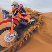Mit der KTM 450 RALLY REPLICA 2027 holt man sich den Mythos der Rallye Dakar direkt in die eigene Garage – weltweit und in limitierter Stückzahl ab Juli 2026 erhältlich.