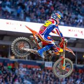 Eli Tomac vom Red Bull KTM Factory Racing Team kehrte am Samstagabend beim 16. Lauf der AMA Supercross-Meisterschaft 2026 in Denver mit einem dritten Platz erfolgreich auf das 450SX-Podium zurück, sein Teamkollege Jorge Prado erzielte nach dem Sieg in seinem Vorlauf ein solides sechstes Ergebnis.