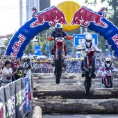 Die 23. Ausgabe der Red Bull Romaniacs „UNSTOPPABLE“ ging mit dem In-City-Prolog in die Vollen - Kabakchiev holt Gold, Roman erobert die Adventure Ultimate Klasse.