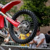 Damit du bestens vorbereitet im rumänischen Dickicht stehst, hat auner die besten Tipps von echten Hard-Enduro-Insidern für optimale Bereifung, Bike-Schutz, deine Gear und das beste Paddock-Equipment zusammengestellt.