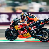 Die MotoGP-Weltmeisterschaft 2026 führte über die anspruchsvolle 5,9 km lange Strecke von Silverstone zum heißen und sonnigen Großen Preis von Großbritannien und Red Bull KTM vertraute auf einen entschlossenen Pedro Acosta, der mit dem 5. Platz das beste Ergebnis des Werksteams erzielte.