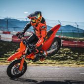  Die technisch hochentwickelte und zugleich unverfälscht kompromisslose KTM 450 SMR bleibt die Referenz im wettbewerbsorientierten Supermoto-Segment.