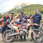 Manuel Lettenbichler vom Red Bull KTM Factory Racing Team hat seine Führung mit einem souveränen Sieg beim fünften Lauf, dem Abestone Hard Enduro, ausgebaut.