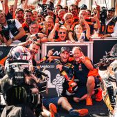 Red Bull KTM gewann den MotoGP-Lauf in Österreich 2026, dank Pedro Acosta, der das Rennen von Beginn an dominierte und sich den ersten Sieg seiner Karriere in der Königsklasse sowie den ersten für das Werksteam in dieser Saison sicherte. 