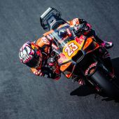 Der anspruchsvolle und ausdauernde Grand Prix von Japan erwies sich für Red Bull KTM als ein weiterer erfolgreicher Lauf der MotoGP-Saison 2026, denn Enea Bastianini zeigte seine beste Leistung der Saison und sicherte sich den 4. Platz.
