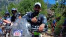 Wenn einem die Firma Faber eine Moto Guzzi gibt, um sie den Erzberg hinauf zu prügeln, dann kann man nur zusagen. 