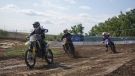 Vor dem Finale in Schrems brachten Greinsfurth und Loidesthal spannende Rennen. Am 5. Oktober steigt nun in Schrems (NÖ) der letzte Waldviertel Motocross Cup Tag des Jahres 2025. In Loidesthal gab es in manchen Klassen schon die ersten Titelentscheidungen!