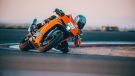 KTMs Supersport-orientiertes Aushängeschild ist bereit, das Adrenalin auf der Straße zu steigern – und die Rundenzeiten auf Trackdays und Rennstrecken zu senken.