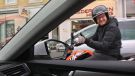 In Österreich steht eine wesentliche Änderung der Straßenverkehrsordnung bevor. Ab 2026 sollen E-Mopeds nicht mehr auf Radwegen fahren dürfen, sondern ausschließlich auf der Straße. Der Gesetzgeber reagiert damit auf Sicherheitsbedenken, da viele der Fahrzeuge deutlich schneller als erlaubt unterwegs sind und mit ihrem Gewicht von bis zu 80 Kilogramm ein erhöhtes Unfallrisiko darstellen. Künftig werden sie rechtlich als Kraftfahrzeuge eingestuft, was auch neue Anforderungen an Führerschein und Haftpflichtve